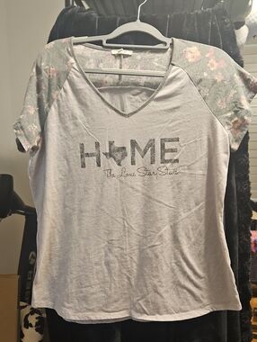 Maurices Cream V-Neck Raglan Tee with Floral Gray Sleeves